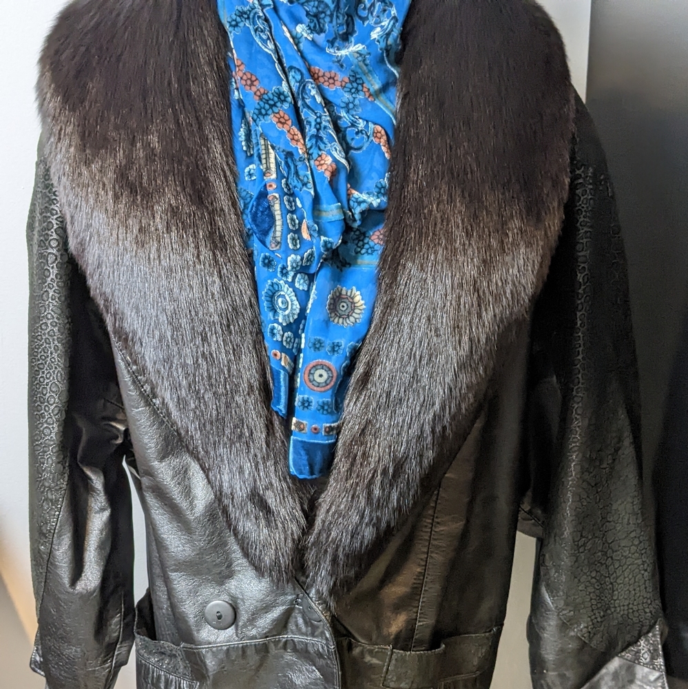 Vintage leather jacket with fur collar - Picture 2 of 16